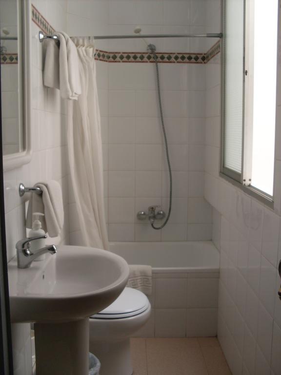 Single Room with Shared Bathroom,144714383:JPEG